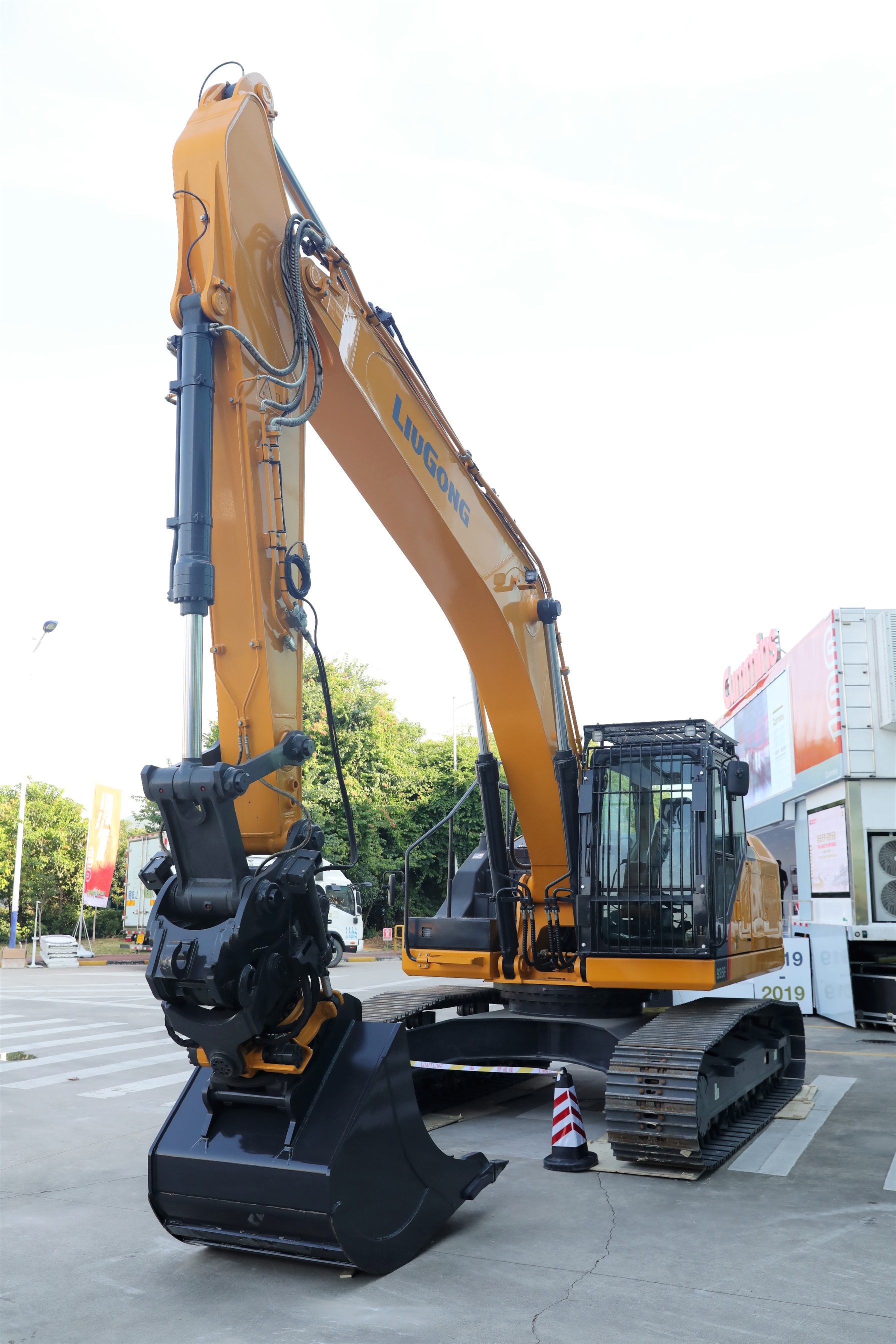 LiuGong excavator 26t-CS IV B7.jpg