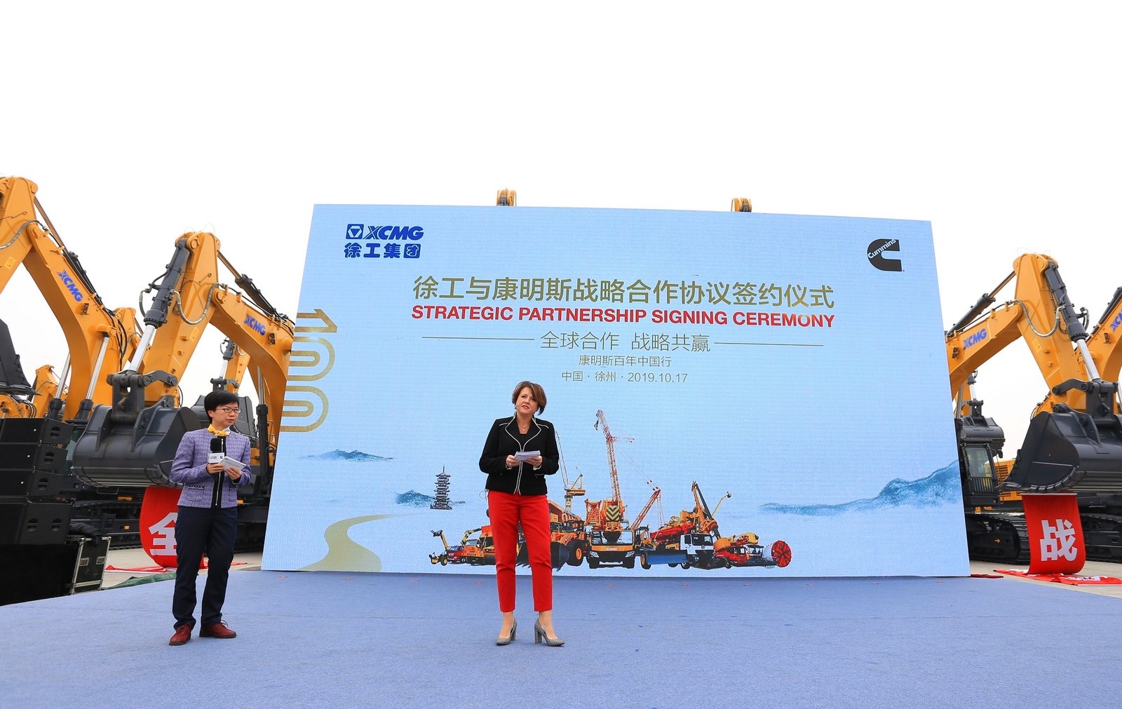 徐工Julie on stage.jpg