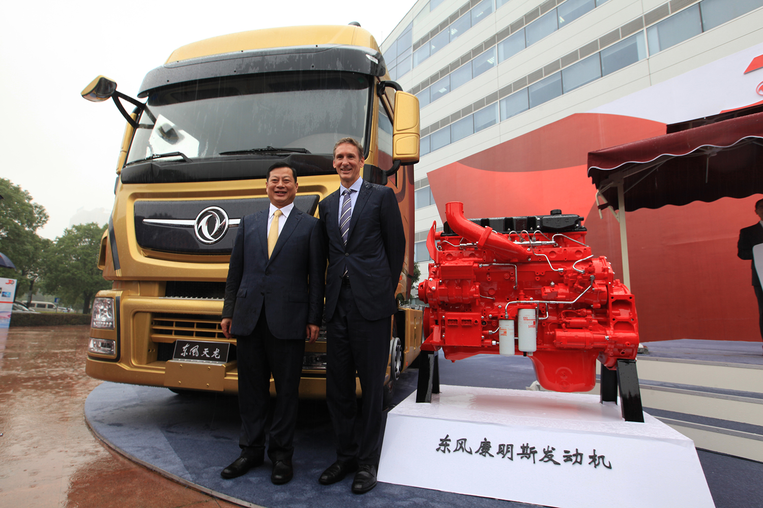 东风汽车公司董事长竺延风与康明斯公司董事长兰博文合影web.jpg