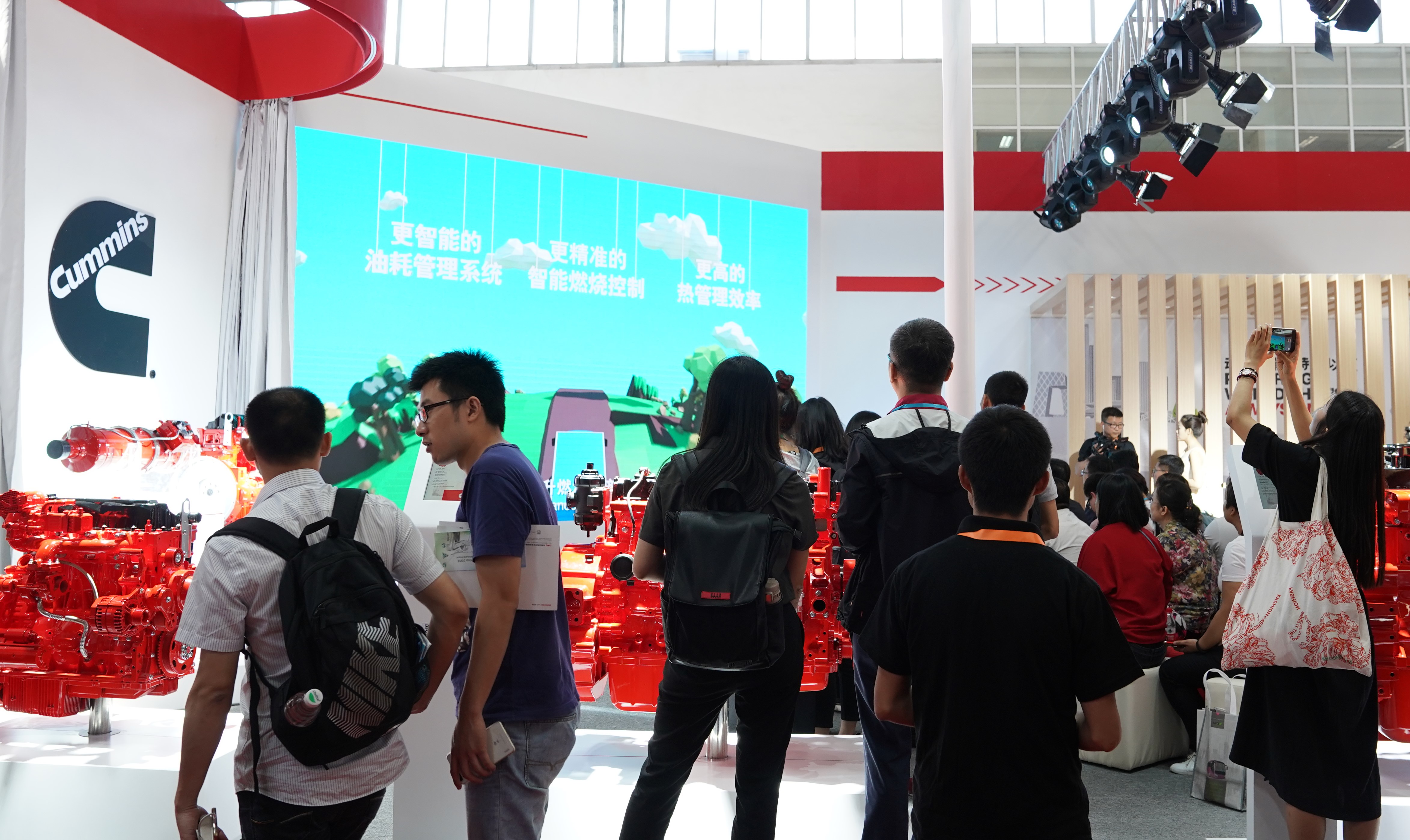 康明斯展台3.jpg