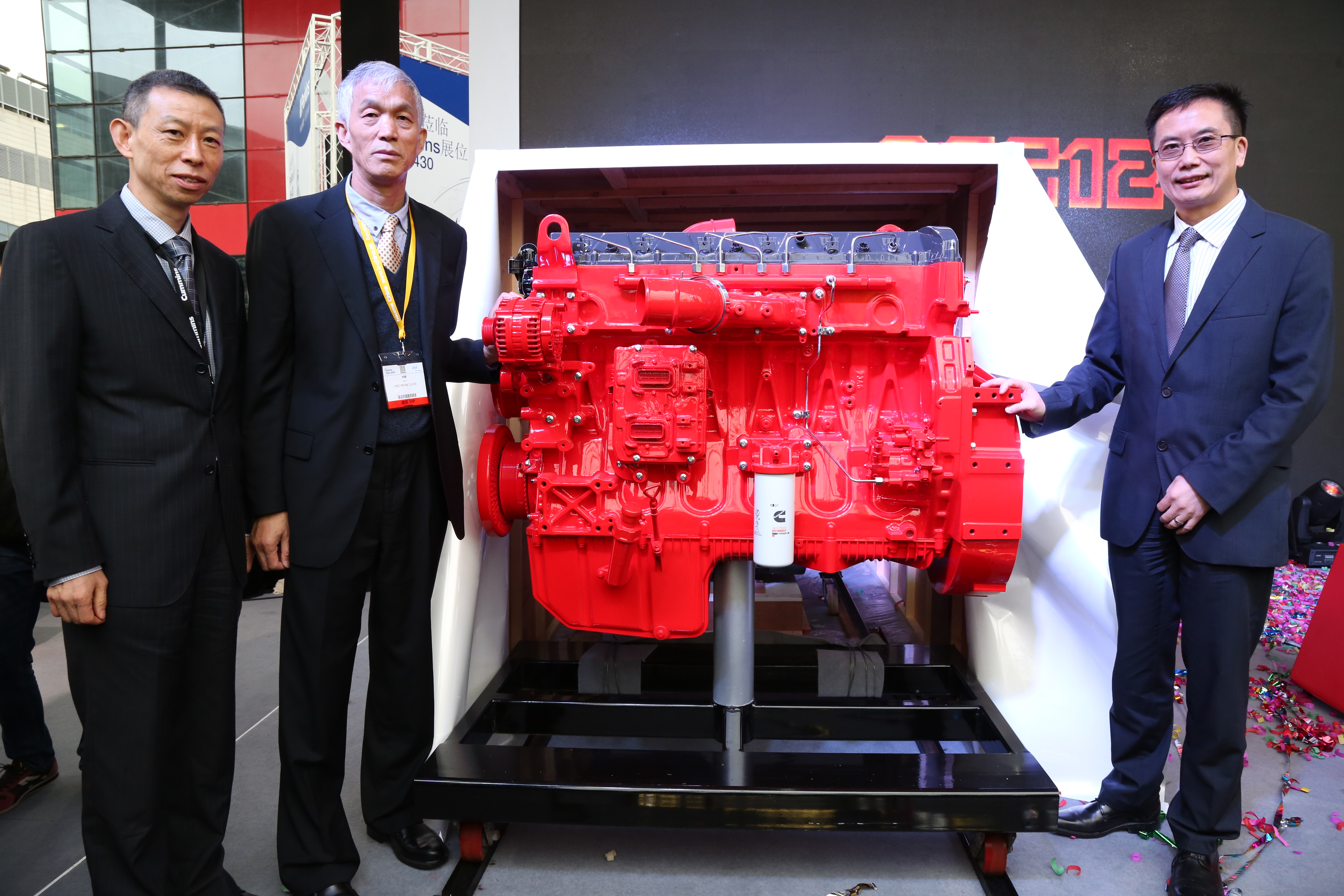 行业嘉宾一起为康明斯QSG12升发动机揭幕.jpg
