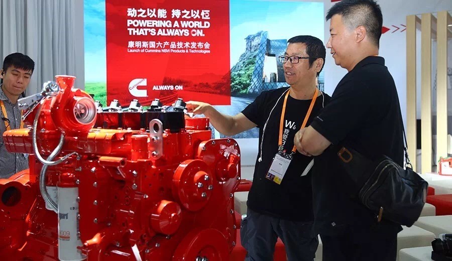 观众参观康明斯展台并参与互动2.jpg