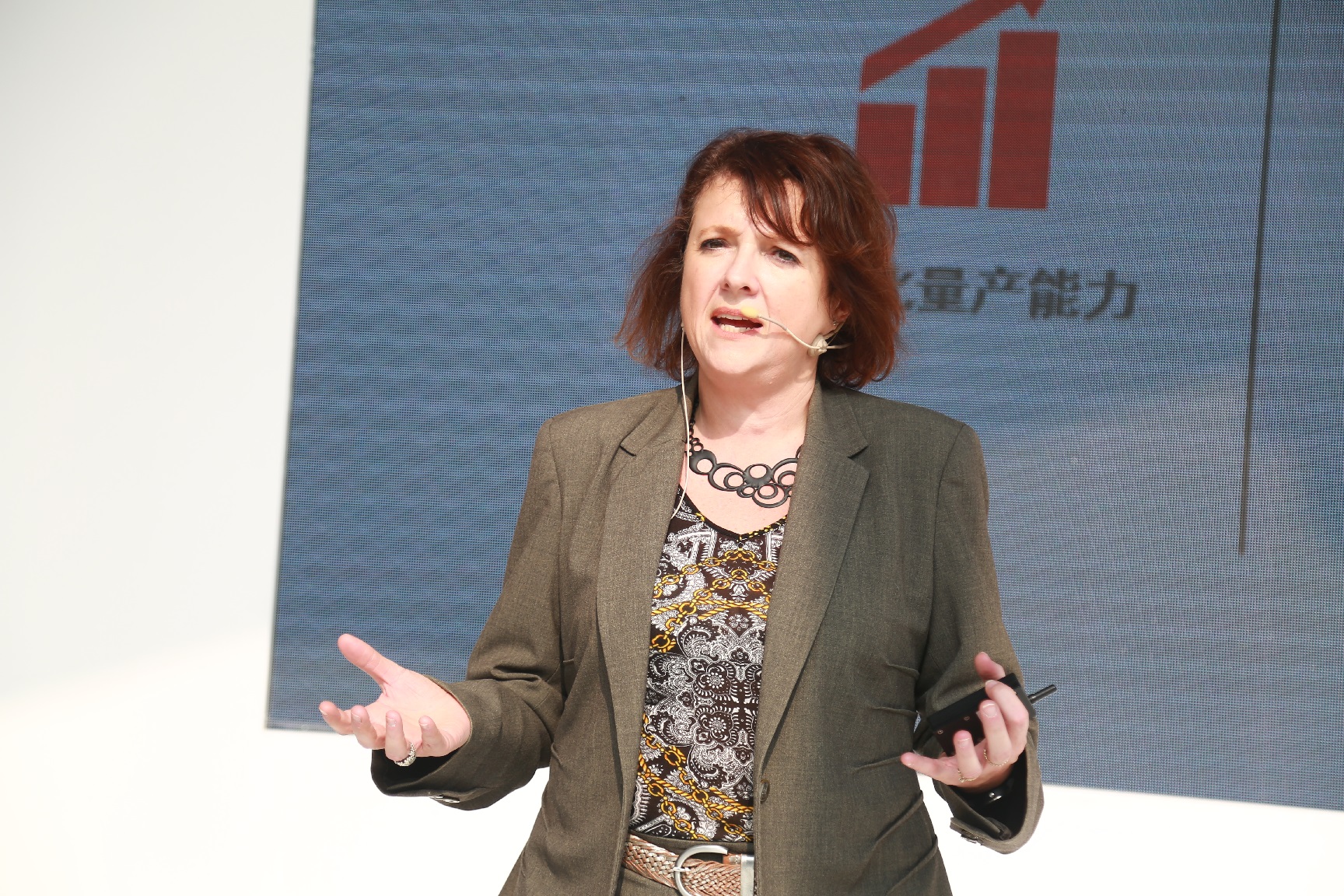 Julie Furber introduces Cummins electrification concept at bauma China show 1 lw.jpg